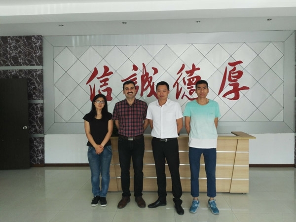 M. Reza Rousta先生與創(chuàng)想儀器總經(jīng)理、外貿(mào)經(jīng)理等合影