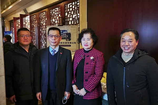 中國鑄造協(xié)會秘書長張志勇，天津鑄鍛行業(yè)協(xié)會秘書長王繼英蒞臨創(chuàng)想儀器展位前參觀指導