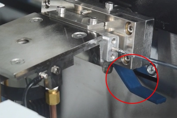 清洗透鏡拿出來前，一定要關(guān)閉球閥，否則造成真空倒吸