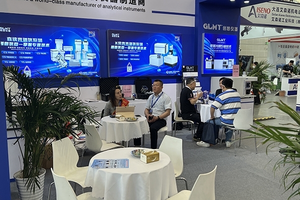 與客戶(hù)洽談中