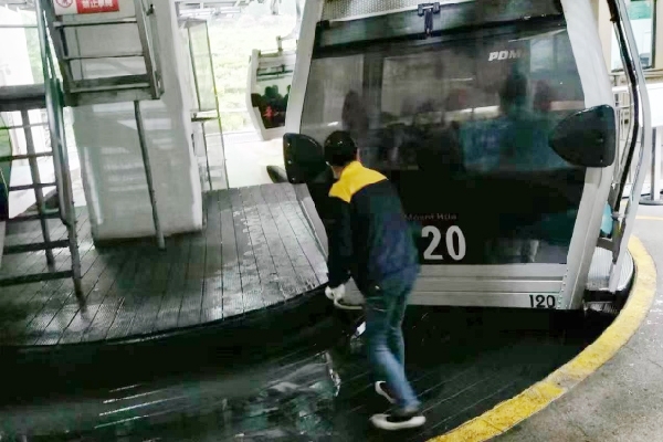 索道的美景蒙上白霧，工作人員不斷清理